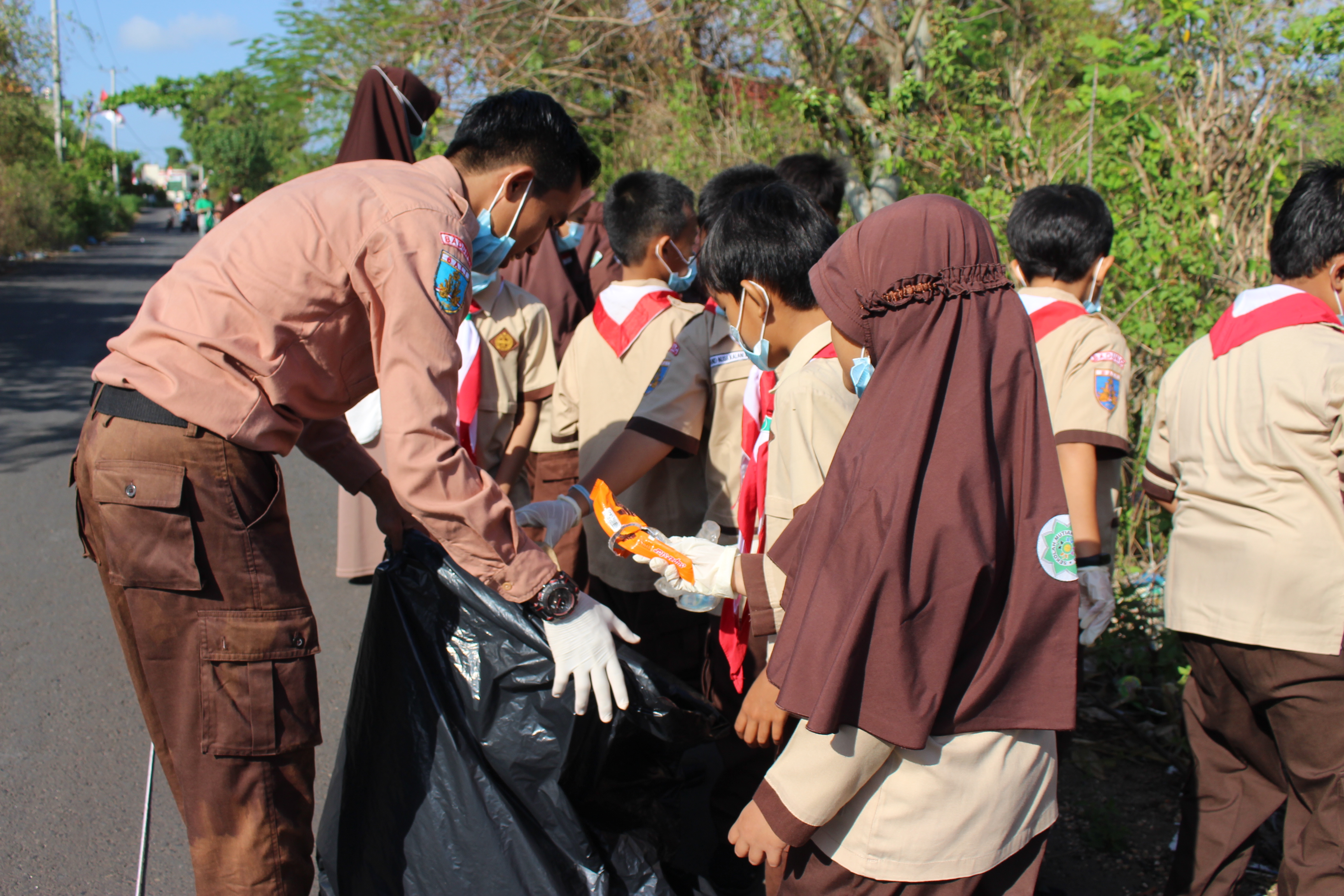 Melatih Ananda Menjaga Kebersihan Di Lingkungan Sekolah